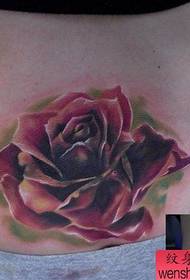 meitenēm jostasvietā populārs klasiskais Eiropas un Amerikas krāsu rožu tetovējums
