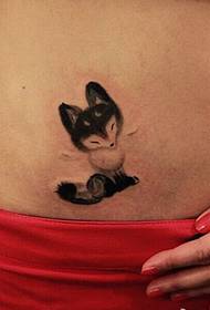 një model tatuazhi dhelpra nga beli i femrës