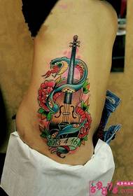 малюнак татуіроўкі кобры і гітары на таліі