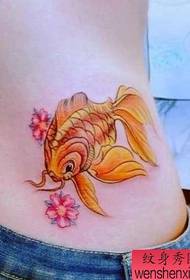 一幅女人腰部彩色金鱼纹身图案