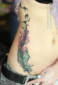 kvinnlig sida midja färg stänk bläck fjäder yan tatuering mönster