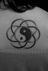 crno-bijeli uzorak yin i yang tračeva tetovaža
