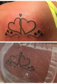 Tetovanie v tvare srdca dievča späť v tvare srdca tetovanie obrázok