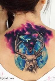 гръб оцветен геометричен елен с татуировка на звездно небе