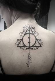 Djevojka leđa, crni geometrijski uzorak malih tetovaža slova