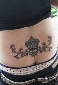 piękna talia z wzorem tatuażu z koroną i kwiatem winorośli
