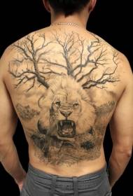 リアルなスタイルのro音ライオンと大きな木の背中のタトゥーパターン