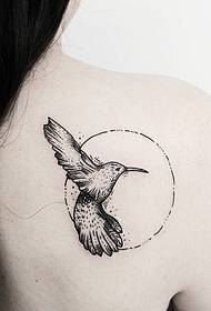 дівчина назад невеликий свіжий птах геометричні точки татуювання татуювання візерунок