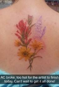 vajza mbrapa pikturuar me bojëra uji skica ngjyrash krijuese me lule të bukura krijuese. fotografi tatuazhesh