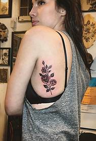 背部欧美彩色花卉纹身图案