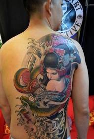 flori colorate în spate, cu model de tatuaj șarpe și geisha
