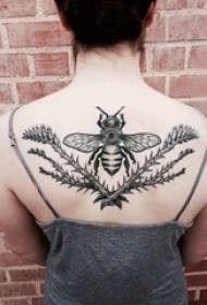 mergaičių nugaros juodos linijos eskizas literatūrinės gražios vabzdžių tatuiruotės nuotraukos