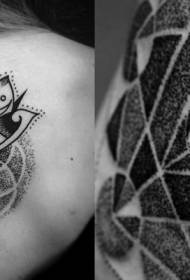 bizkar puntuko arantza tximeleta eta tatuaje eredu geometrikoa