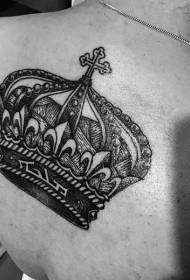 z tyłu czarna linia mały wzór świeżego tatuażu w stylu korony