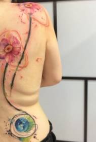 Muguras noslēpumaina krāsa Skaists ziedu tetovējums