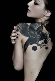 cuervo negro con un patrón de tatuaje redondo