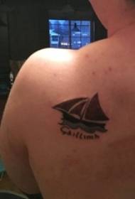 Tattoo burāšanas zēnu muguras buras tetovējums