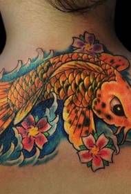 Goldener Karpfen im asiatischen Stil und gewelltes florales Tattoo-Muster auf der Rückseite