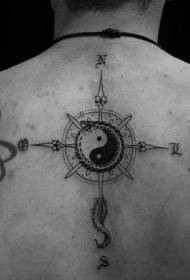 πίσω μαύρο και άσπρο Πυξίδα με yin και yang κουτσομπολιά σύμβολο τατουάζ μοτίβο