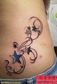 talie de fată cu un model de tatuaj de viță de stele cu cinci vârfuri