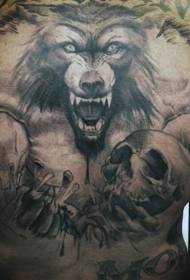 खोपड़ी टैटू पैटर्न के साथ भव्य काले और सफेद शैतान भेड़िया
