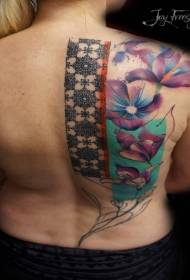 背中の甘い色の大きな花と飾りのタトゥーパターン