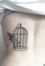 Djevojke svježe leđa školske ptice kavez ptica tetovaža uzorak tetovaža