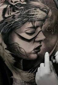 bali Wanita gaya realis kanthi pola tato helem macan