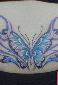 ett tatueringsmönster för färgfjäril på flickans midja