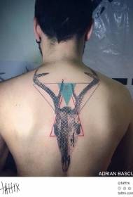 hrbet ima lobanjo jelena z rogovjem z geometrijskim vzorcem tatoo trnov