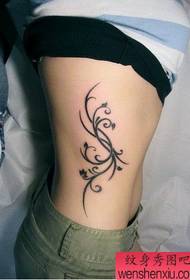 Uzorak za tetovažu struka: Uzorak za tetovažu cvijeta od vinove loze u struku