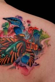 nugaros spalvos paukštis su driežu ir lapų tatuiruotės raštu