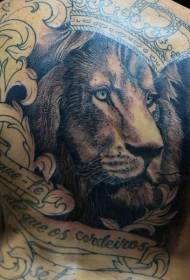takaisin realistinen musta harmaa tyyli leijonakuningas kruunukirjaimella tatuointikuviolla