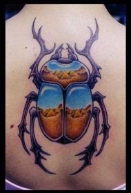 piramidă egipteană colorată în spate cu model de tatuaj gândac