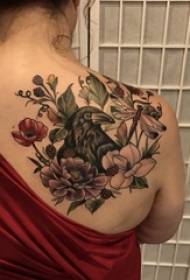 floro tatuado knabino dorso tatuo birda mastro