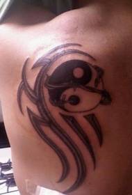 bakre yin och yang skvaller tatueringsmönster