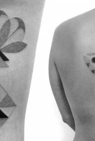 пункција на грбот и бутот црно-бела геометриска шема на тетоважа на цвеќе