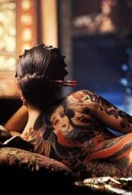 atzera cute geisha japoniarrak margotutako tatuaje eredua
