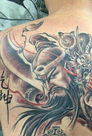 Китайская задняя часть личности Китайский Гуань Гун и татуировка дракона