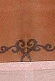 talie neagră în formă de inimă tribală cu totem model de tatuaj