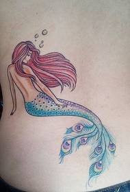Piękny rudowłosy obraz tatuażu syreny na plecach dziewczynki