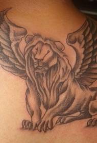 patrón de tatuaje de león alado de espalda