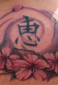qershi me ngjyra të pasme dhe vizatime kineze të tatuazheve