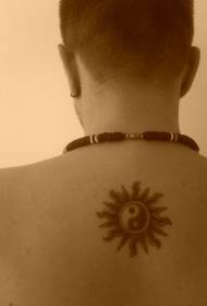 Modèle de tatouage au soleil style yin et yang
