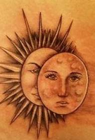 model de tatuare a păsărilor de soare în spate și lună
