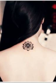 Flickor tillbaka svart lotus tatuering mönster