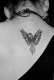 stražnji crni uzorak male tetovaže orla s malim logotipom