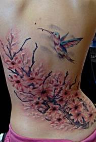 mukadzi kumashure anoyerera muti uye hummingbird tattoo pateni