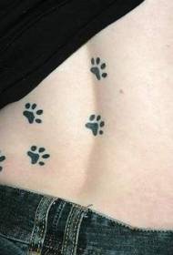 Wzór tatuażu z tyłu czarny kot łapa