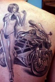 leđa lijepa djevojka s uzorkom tetovaže motocikla